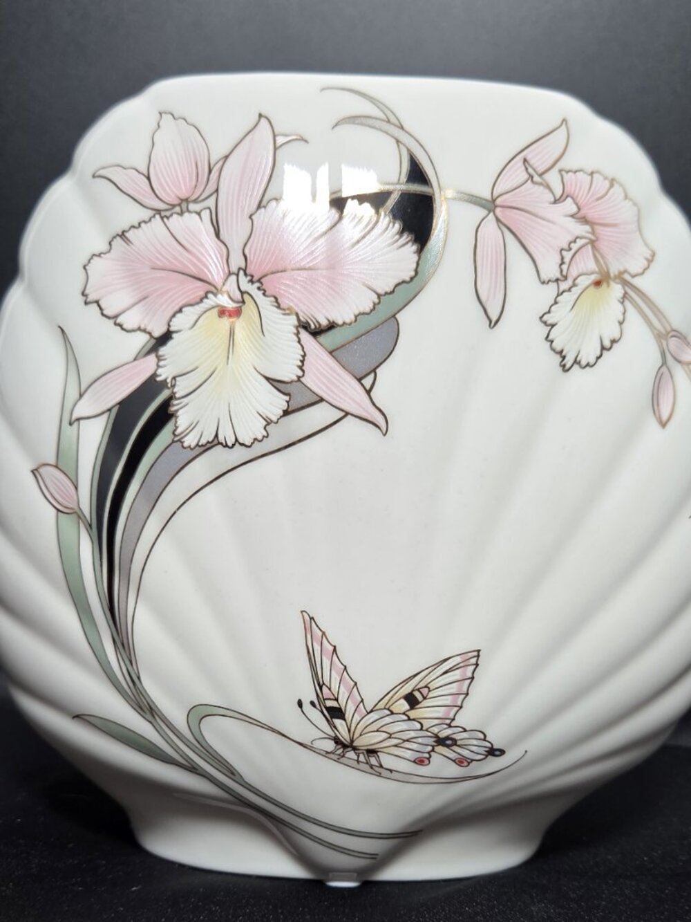 Japanese Porcelain Scalloped Shell Vase Pink Orchids & Gold-gilt Butterfly 1980s